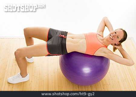 
                Junge Frau, Gymnastikball, Workout, Kräftigung                   