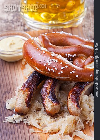
                Bratwurst, Sauerkraut, Deutsche Küche                   