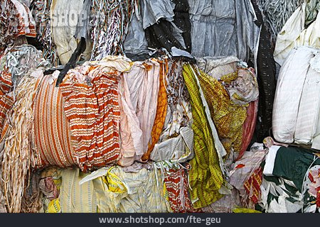 
                Stoffe, Textilrecycling                   