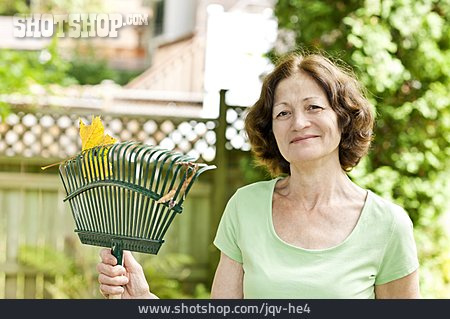 
                Frau, Seniorin, Gartenarbeit                   