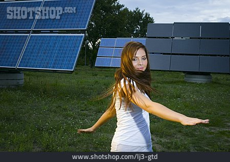 
                Frau, Solaranlage, Photovoltaikanlage                   