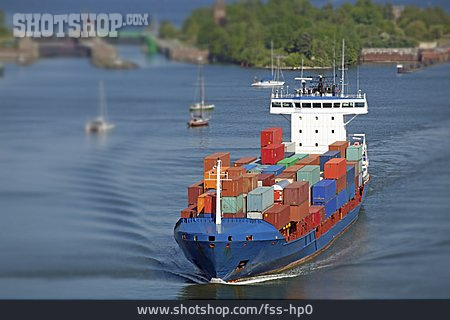 
                Frachtschiff, Containerschiff, Tilt-shift-effekt                   
