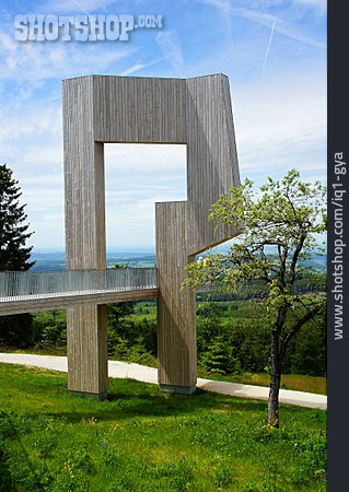 
                Aussichtsplattform, Holzskulptur, Windklang                   