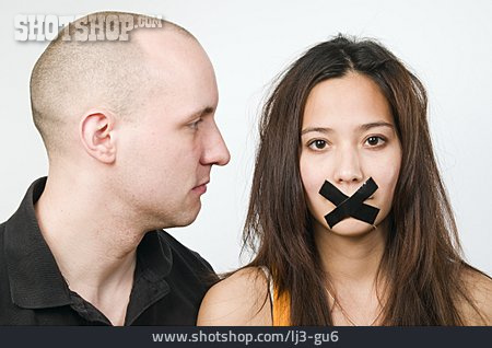 
                Paar, Schweigen, Unterdrückung, Redeverbot                   