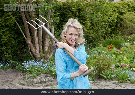 
                Frau, Gartenarbeit                   