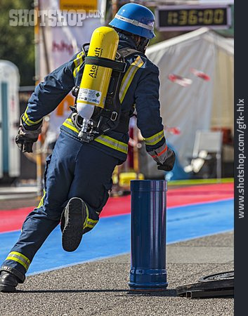 
                Feuerwehrmann, Rettungseinsatz, Feuerwehrübung                   