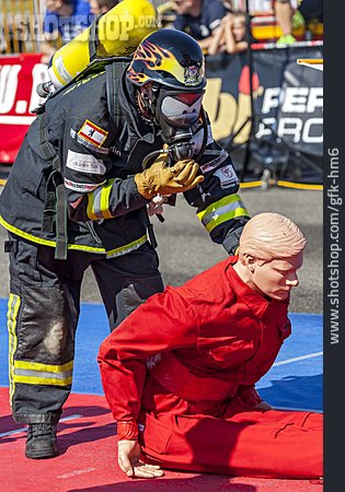 
                Feuerwehrmann, Rettungseinsatz, Feuerwehrübung                   