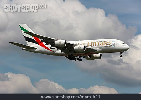 
                Flugzeug, Emirates, Airbus A380                   