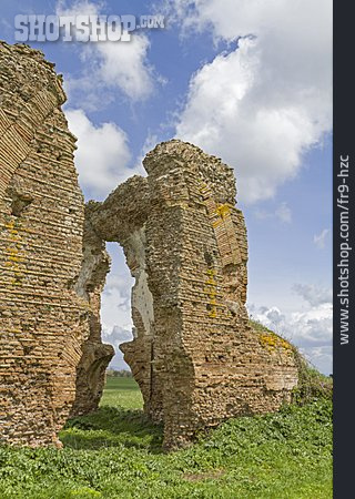 
                Ruine, Kirchenruine                   