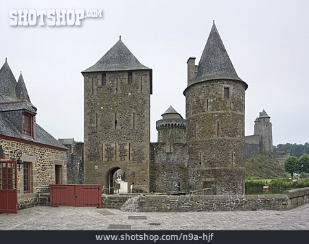 
                Festungsanlage, Fougères                   