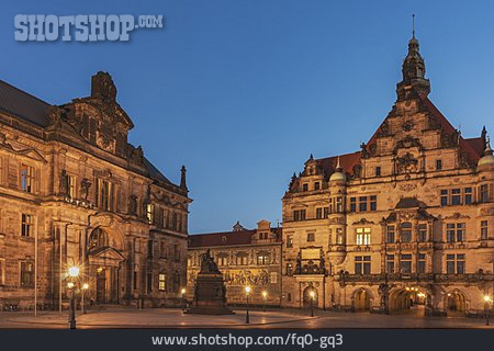 
                Schlossplatz, Georgentor                   