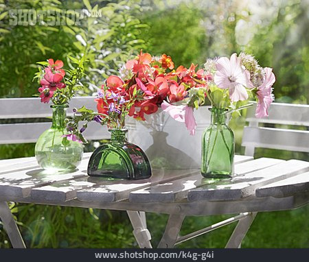 
                Blume, Vase, Gartentisch                   