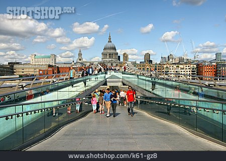 
                Tourismus, London, Millennium Bridge                   