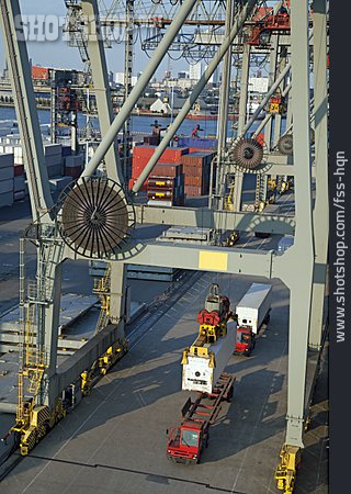 
                Hafen, Containerterminal, Verladung                   