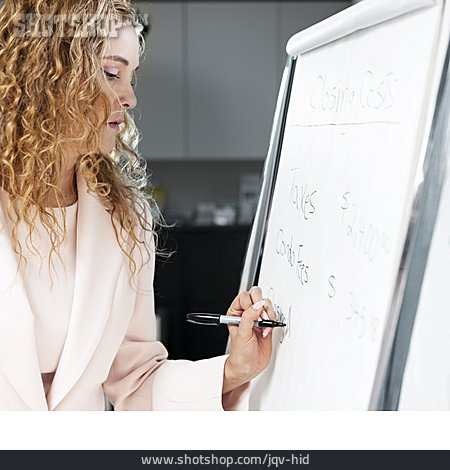 
                Geschäftsfrau, Schreiben, Flip-chart                   