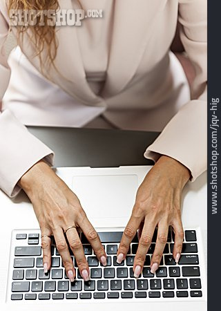
                Frau, Tippen, Computertastatur                   