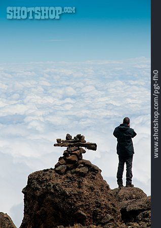 
                Mann, Berg, Kilimandscharo                   