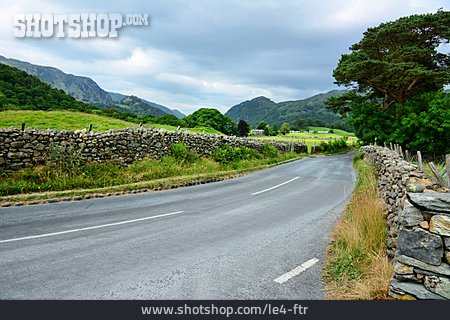 
                Landstraße, Lake District, Cumbria, Borrowdale                   