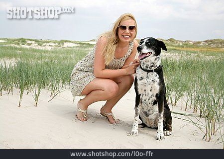 
                Junge Frau, Strand, Hund                   