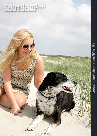 
                Junge Frau, Strand, Hund                   