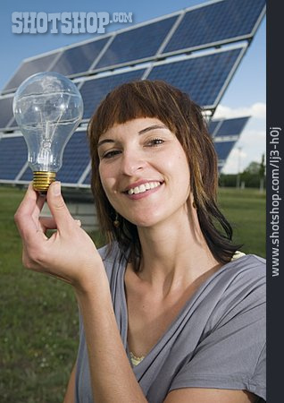 
                Junge Frau, Solarenergie, Stromerzeugung                   