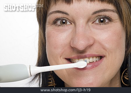 
                Junge Frau, Zahnbürste, Zahnpflege, Zähneputzen                   