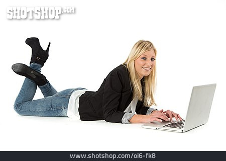 
                Junge Frau, Laptop, Surfen                   
