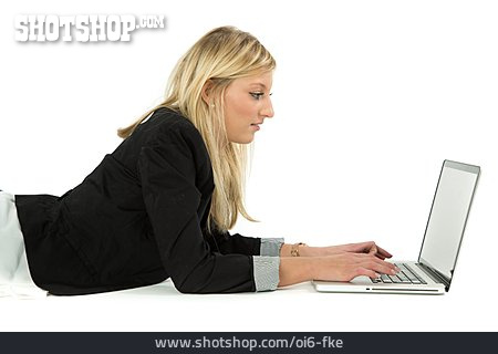 
                Junge Frau, Tippen, Laptop, Surfen                   