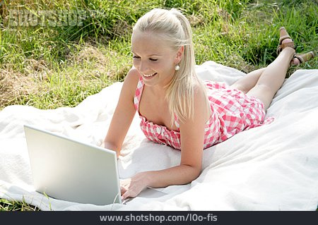 
                Junge Frau, Frau, Laptop                   