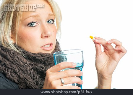 
                Junge Frau, Erkältung, Arznei, Einnahme                   