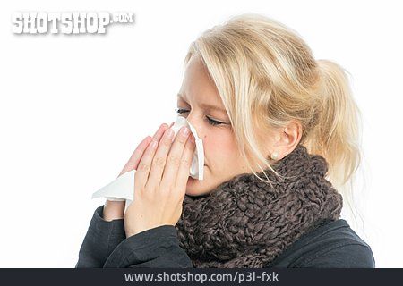 
                Junge Frau, Erkältung, Schnupfen, Nase Putzen                   