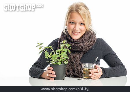 
                Junge Frau, Erkältung, Heilpflanze, Hausmittel                   
