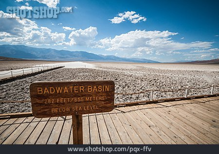 
                Death Valley, Salztonebene, Badwater Basin                   