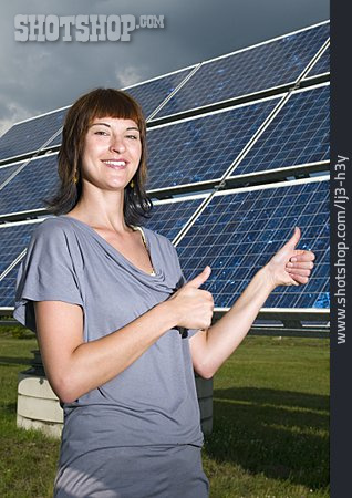 
                Junge Frau, Solar, Photovoltaik                   