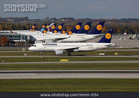 
                Flugzeug, Flughafen, Lufthansa, Airbus A320                   
