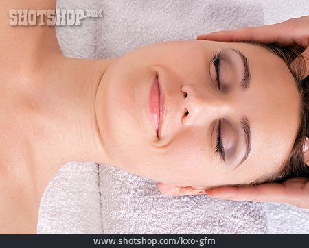 
                Junge Frau, Wellness & Relax, Entspannung, Kopfmassage                   