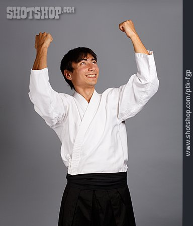 
                Junger Mann, Sieger, Karate, Kampfkunst                   