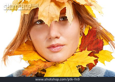 
                Junge Frau, Herbst, Herbstlaub, Naturverbunden                   