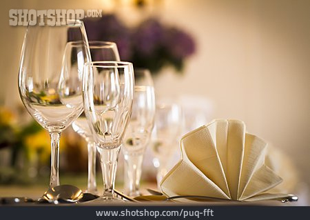 
                Tischdekoration, Serviette, Weinglas                   