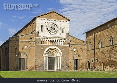 
                Basilika, San Pietro, Tuscania                   