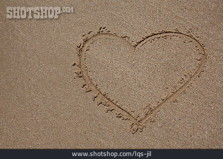 
                Strand, Sand, Herz, Flitterwochen                   
