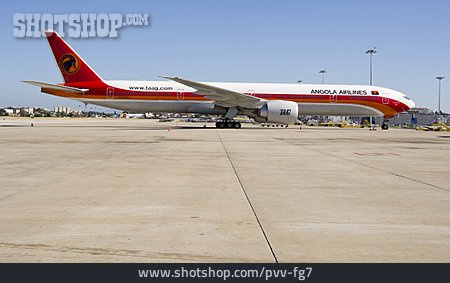 
                Flugzeug, Flughafen, Boeing, Taag Angola Airlines                   