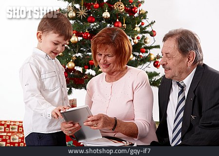 
                Enkel, Weihnachten, Bescherung, Großeltern                   