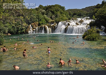 
                Wasserfall, Badestelle, Badende, Nationalpark Krka                   