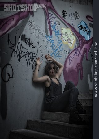 
                Junge Frau, Frau, Graffiti, Düster                   