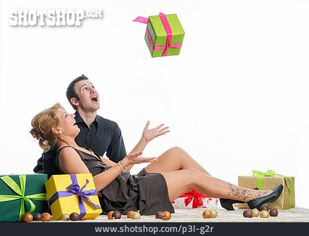 
                Paar, Weihnachten, Bescherung, Weihnachtsgeschenk                   