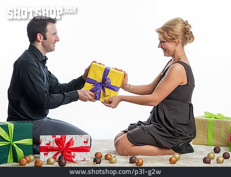 
                Paar, Weihnachten, Schenken, Weihnachtsgeschenk                   
