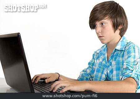 
                Junge, Computerarbeit                   