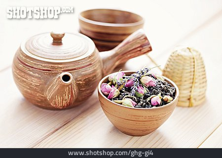 
                Teekanne, Teeblätter, Teezubereitung                   
