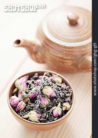 
                Kräuter, Teeblätter, Teezubereitung                   